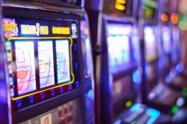 Deposit screen on qqkingbet showing QRIS, DANA, OVO, and bank transfer options